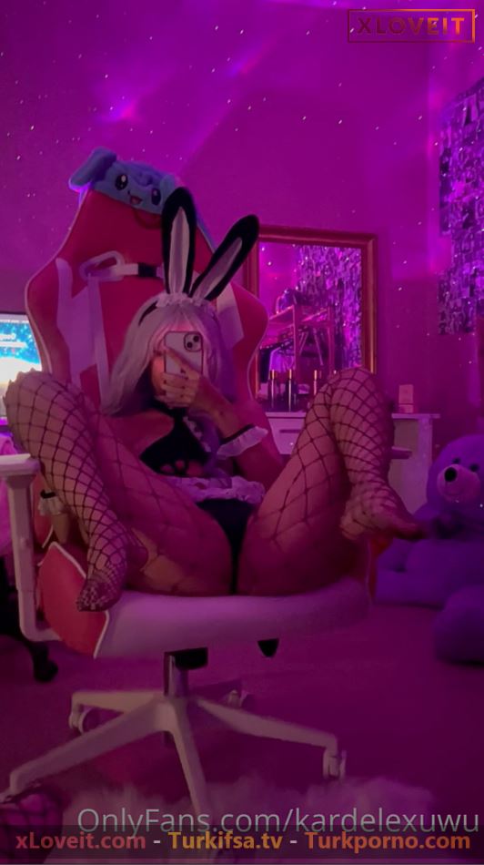 Kardelexuwu ifşa Fileli çoraplarıyla bacaklarını havaya dikti